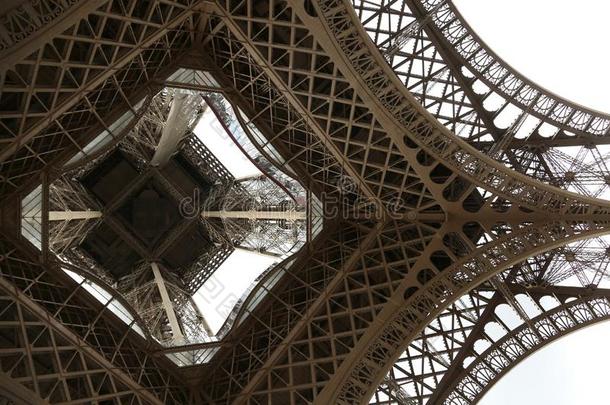 <strong>不可思议</strong>的看法从在下面关于Eiffel语言塔