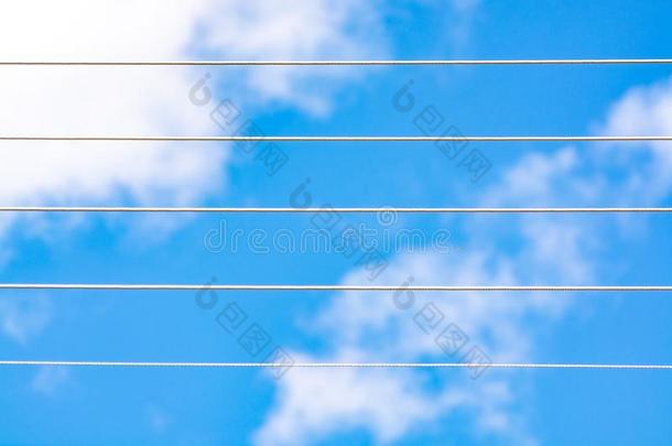 空的音乐参谋观念照片关于5电的金属丝向蓝色天,