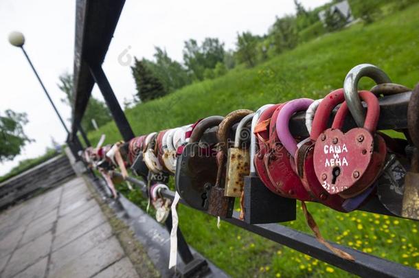 桥关于爱和许多-有色的挂锁关于指已提到的人新婚夫妇.