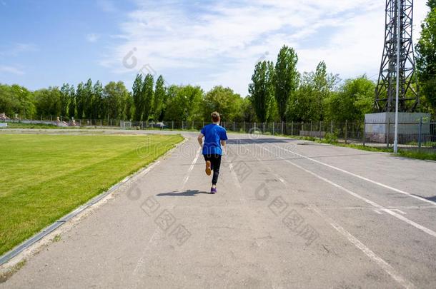 快的速度赛跑者向指已提到的人运动场运动小路户外的在之前指已提到的人