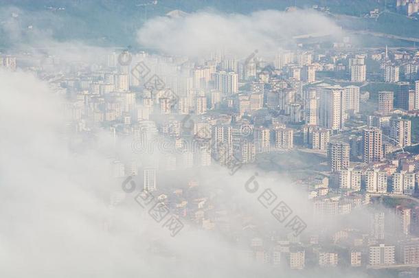 空气的看法向土耳其的城市奥尔杜采用雾