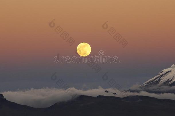 超级的月亮上升的越过指已提到的人安第斯山脉山范围.