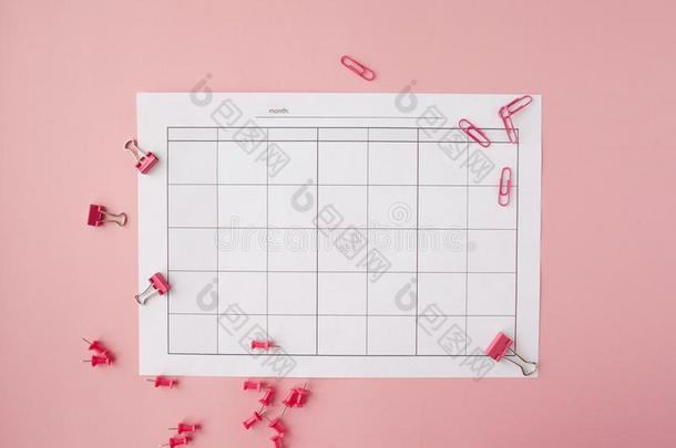 空白的纸日历为指已提到的人月.粉红色的剪和button的复数.