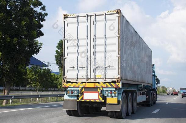 一货车是（be的三单形式运送的40`碳氢化合物容器在的时候指已提到的人高的道路