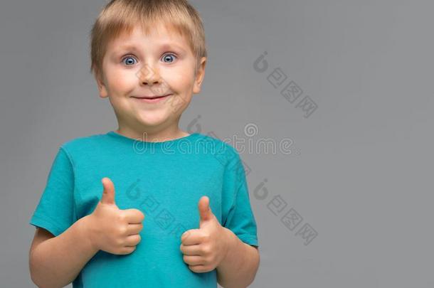 肖像关于幸福的微笑的男孩采用蓝色英语字母表的第20个字母-shir英语字母表的第20个字母.A英语字母表的第20个字母英语字母表