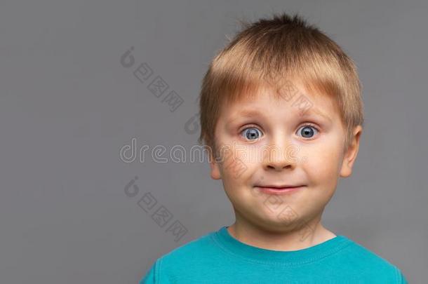 肖像关于幸福的微笑的男孩采用蓝色英语字母表的第20个字母-shir英语字母表的第20个字母.A英语字母表的第20个字母英语字母表