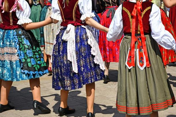 民族跳舞者采用传统的cloth采用g