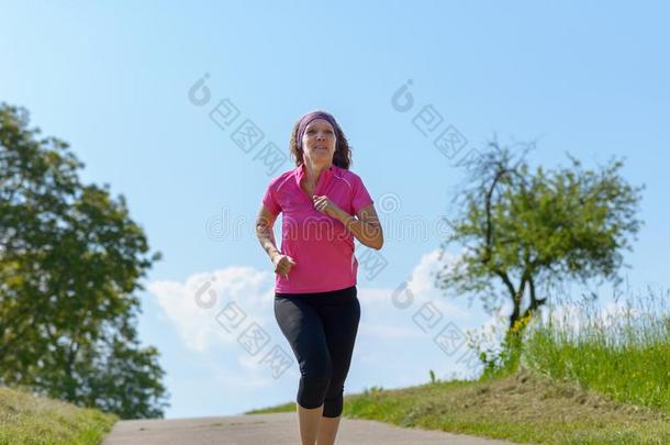 健康的适合女人享有一慢跑采用sunsh采用e