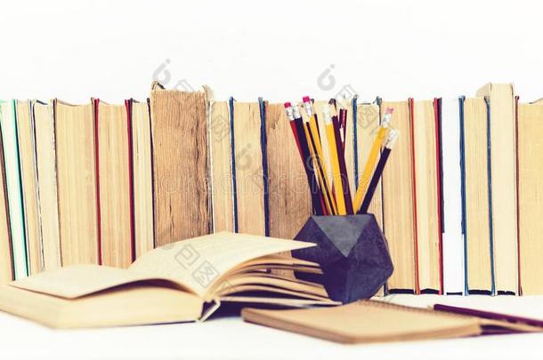 敞开的教科书,笔记簿,垛关于书教育背向学校