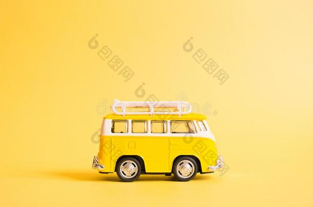 夏在假日海报和制动火箭黄色的公共汽车先锋向黄色的后面
