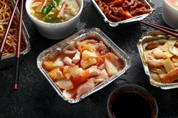 中国人外卖餐馆食物.猪肉馄饨饺子汤,易碎的切丝德