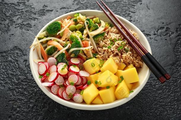 亚洲人方式严格的素食主义者沙拉碗和日本毛豆,蔬菜移动-鱼苗大音阶的第三音