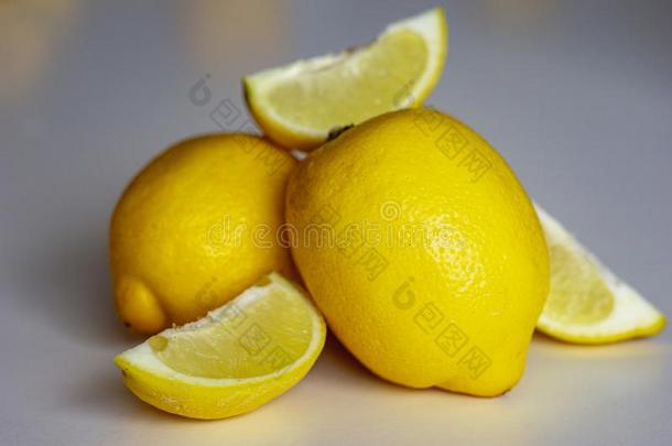 新近太阳湿透的柠檬,向背景焦外成像.