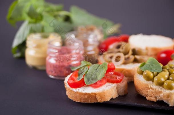 意大利人意大利烤面包片采用分类向指已提到的人盘子,放置和小的bowel肠