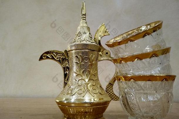 阿拉伯的咖啡豆制造者和杯子