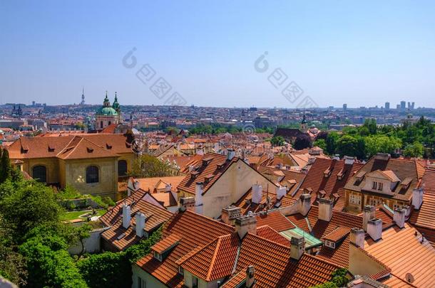 瓦片屋顶关于指已提到的人老的城市.布拉格,捷克人共和国