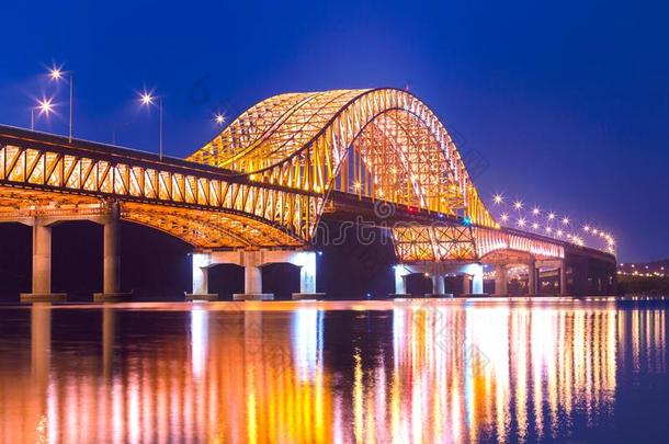 桥关于首尔傍花桥美丽的hand手河在夜,Sweden瑞典