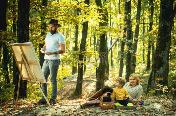 幸福的家庭.艺术家父亲绘画自己的事物家庭从自然.和