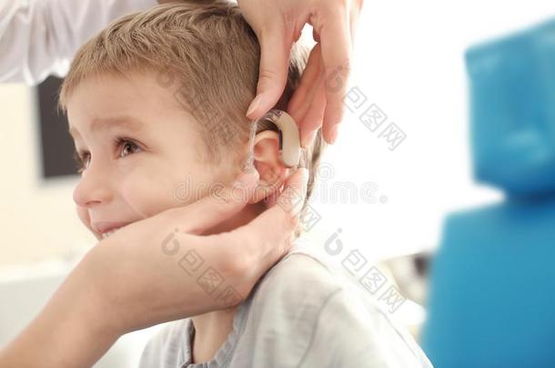 <strong>耳鼻喉</strong>科医师放置听力帮助采用小的男孩的<strong>耳</strong>朵采用doors