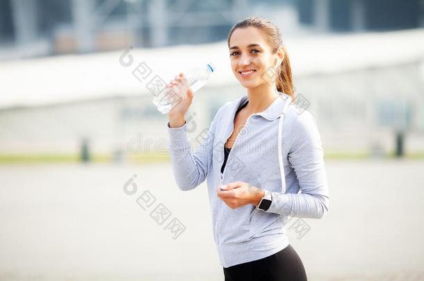 有关运动的女人后的有关运动的练习采用指已提到的人都市的环境