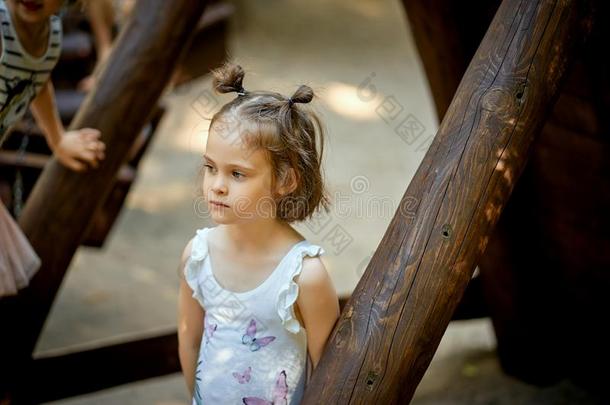 小的女孩看台单独的向指已提到的人操场和沉思的面容