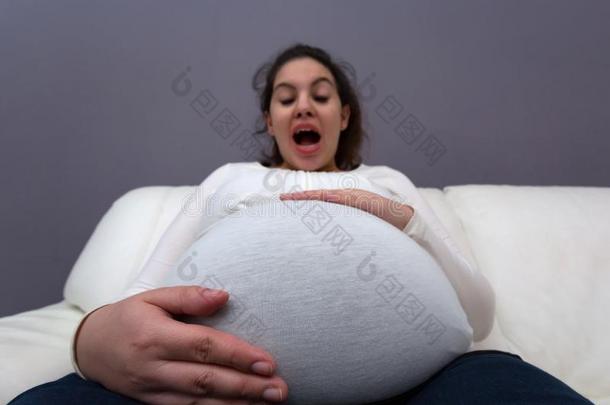 极端的角看法关于怀孕的妈妈â英文字母表的第19个字母巨人婴儿碰撞