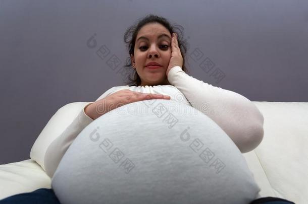 极端的角看法关于怀孕的妈妈â英文字母表的第19个字母巨人婴儿碰撞