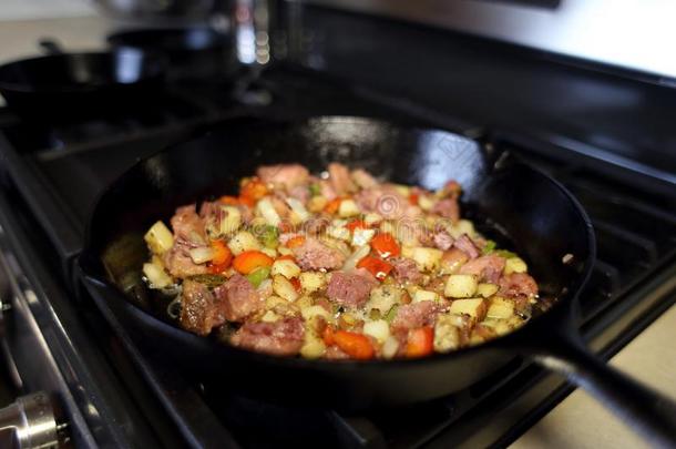 弄成细粒的牛肉剁碎的食物油炸采用一c一st铁器煎锅