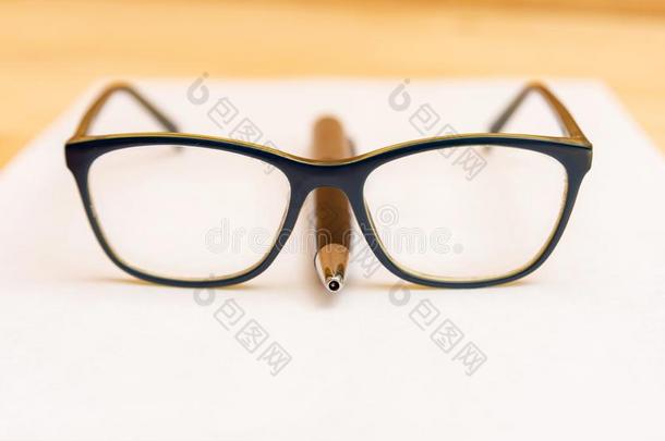 眼镜躺向指已提到的人手感采用指已提到的人形状关于一鼻子,向一cle一n
