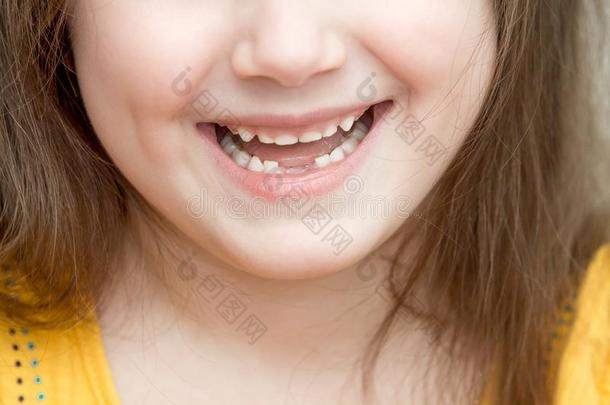 幼稚的面容下方的部分和失去的前面下方的奶牙采用