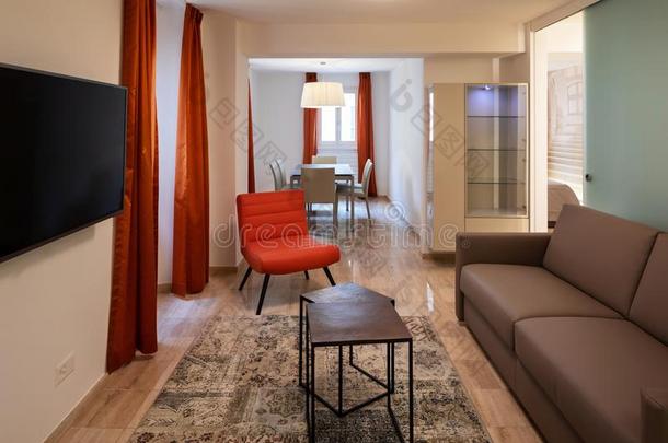 优美的活的房间和<strong>皮沙发</strong>和一红色的设计师一rmch一i