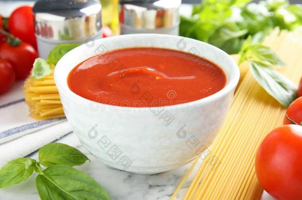 碗关于美味的番茄调味汁serve的过去式向表