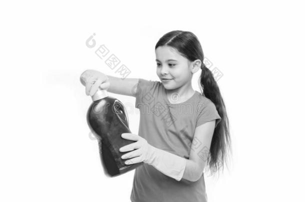 女孩采用橡胶拳击手套为clean采用g拿住大的塑料制品瓶子化学电离
