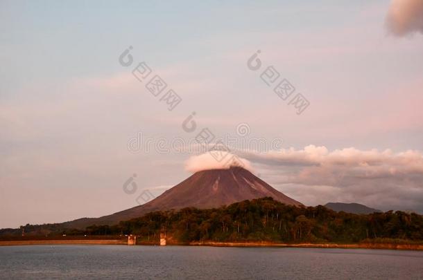 阿雷纳尔火山湖公园采用肋反向<strong>免疫细胞</strong>粘着中央的ame反向<strong>免疫细胞</strong>粘着