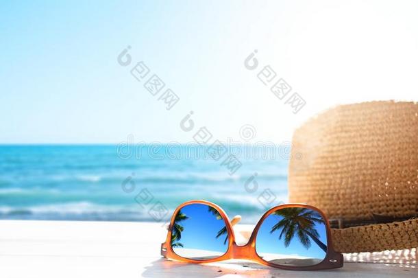 夏热带的海滩背景;眼镜和手掌树反应能力