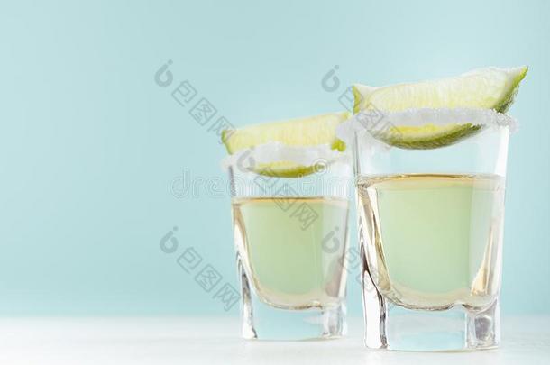 热带的夏射手饮料蒸馏酒和绿色的酸橙,盐边采用