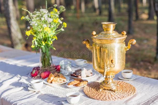 金色的俄国的俄国的一种<strong>茶</strong>壶和<strong>茶水杯</strong>子,小吃向表装饰
