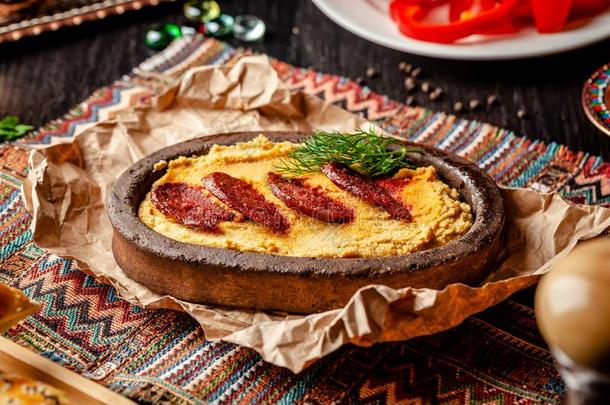 传统的土耳其的,阿拉伯的烹饪.鹰嘴豆泥和意大利腊肠香肠,
