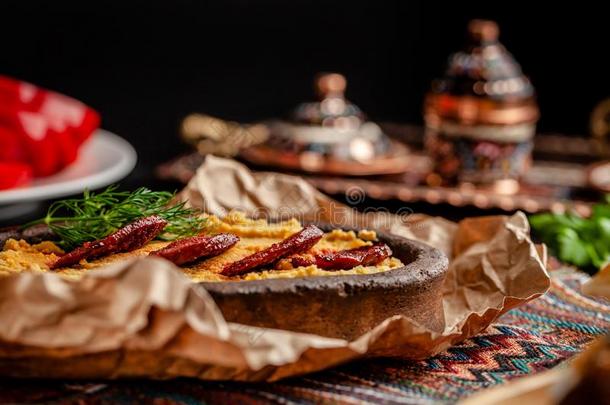 传统的土耳其的,阿拉伯的烹饪.鹰嘴豆泥和意大利腊肠香肠,