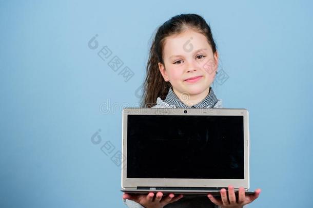 学习规划.女孩和便携式电脑计算机.小的小孩使用