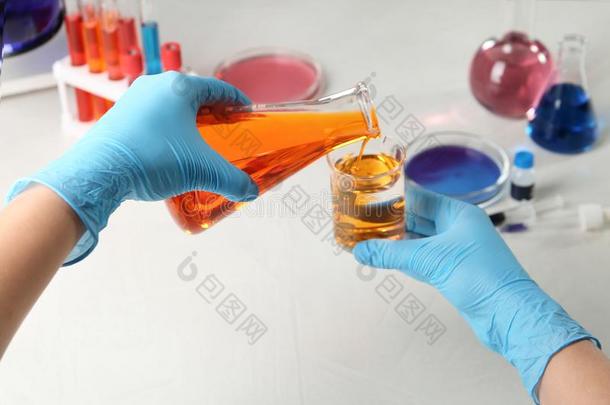 科学家传布反应物进入中高脚杯在表采用化学拉博