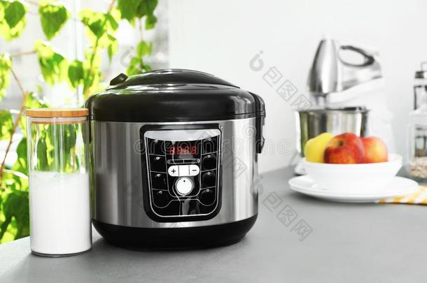 新的现代的许多炊具和罐子关于面粉向表采用厨房