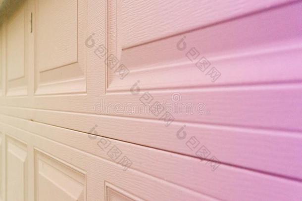 带桃红色的紫色的向黄色的梯度车库门嵌板