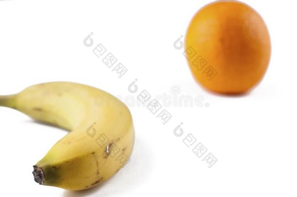 香蕉和橙隔离的向一白色的b一ckground.Tropic一l弗瑞
