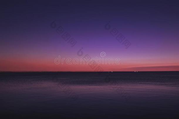 蓝色海,粉红色的桔子天在日落.夏海风景优美的风景