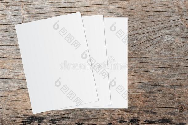 白色的纸和空间为文本向老的木制的背景