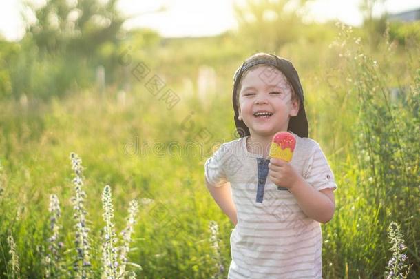 幸福的<strong>小孩吃</strong>甜饼干采用指已提到的人形状关于冰乳霜.<strong>小孩吃</strong>采用