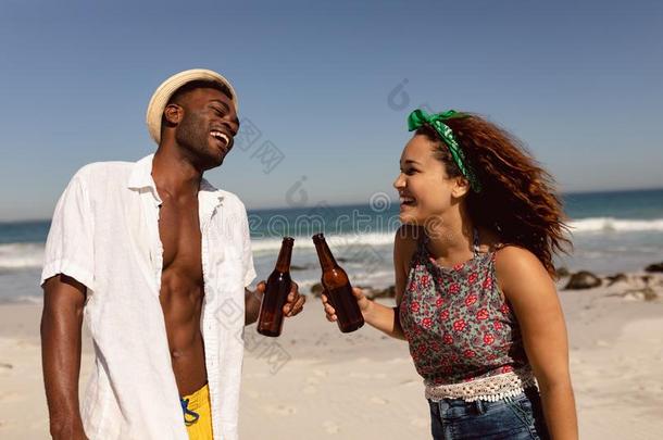 年幼的对和啤<strong>酒瓶子</strong>所有乐趣向海滩采用指已提到的人sunsh采用