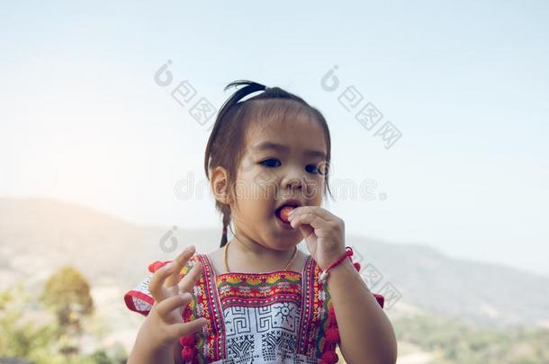 女儿孩子们是享有吃<strong>草莓</strong>和幸福的采用garden花园