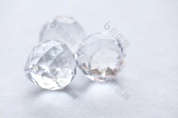 抽象的钻石石头向白色的背景.美丽的结晶英语字母表的第20个字母